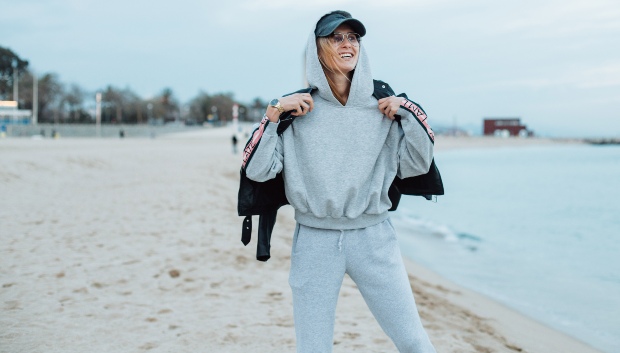 Junge-Frau-Jogging-Outfit - Graue Jogginghose stylen