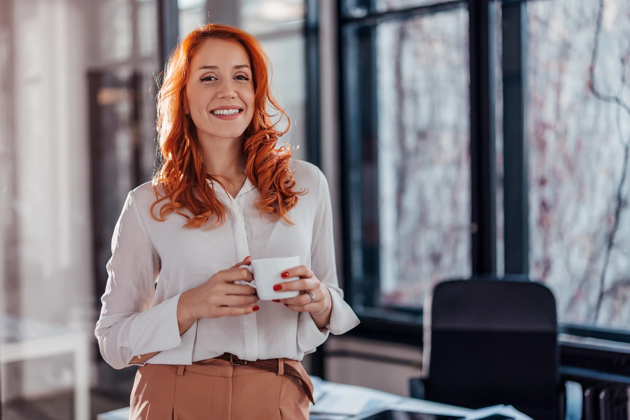 Frau kombiniert weiße Bluse und Chino als Business-Outfit
