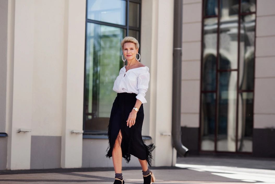 Weiße Bluse mit schwarzem Rock zum Abend-Outfit kombiniert