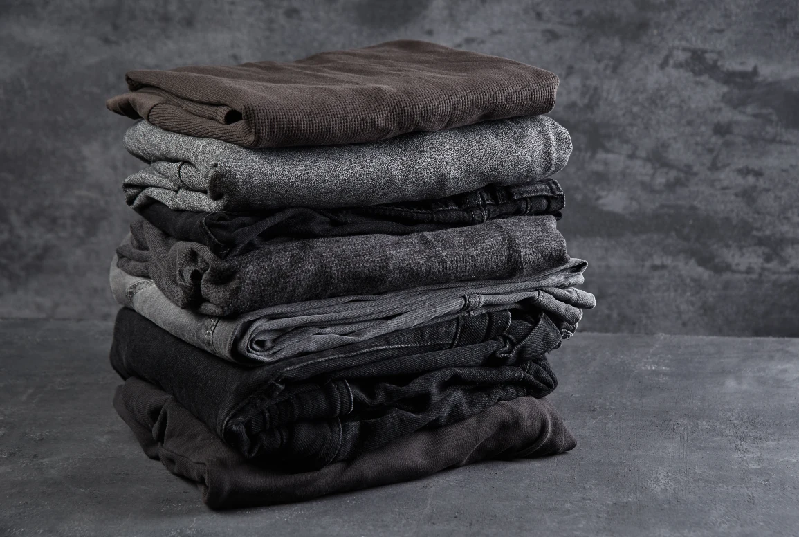 ein Stapel mit unterschiedlichen schwarzen Textilien