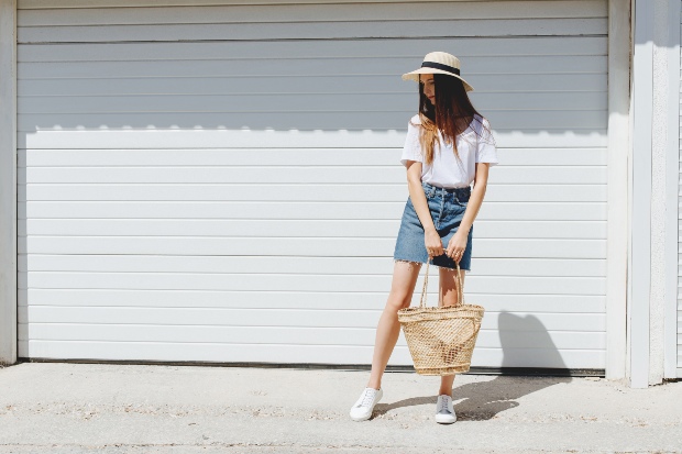 Junge Frau mit Jeans Rock