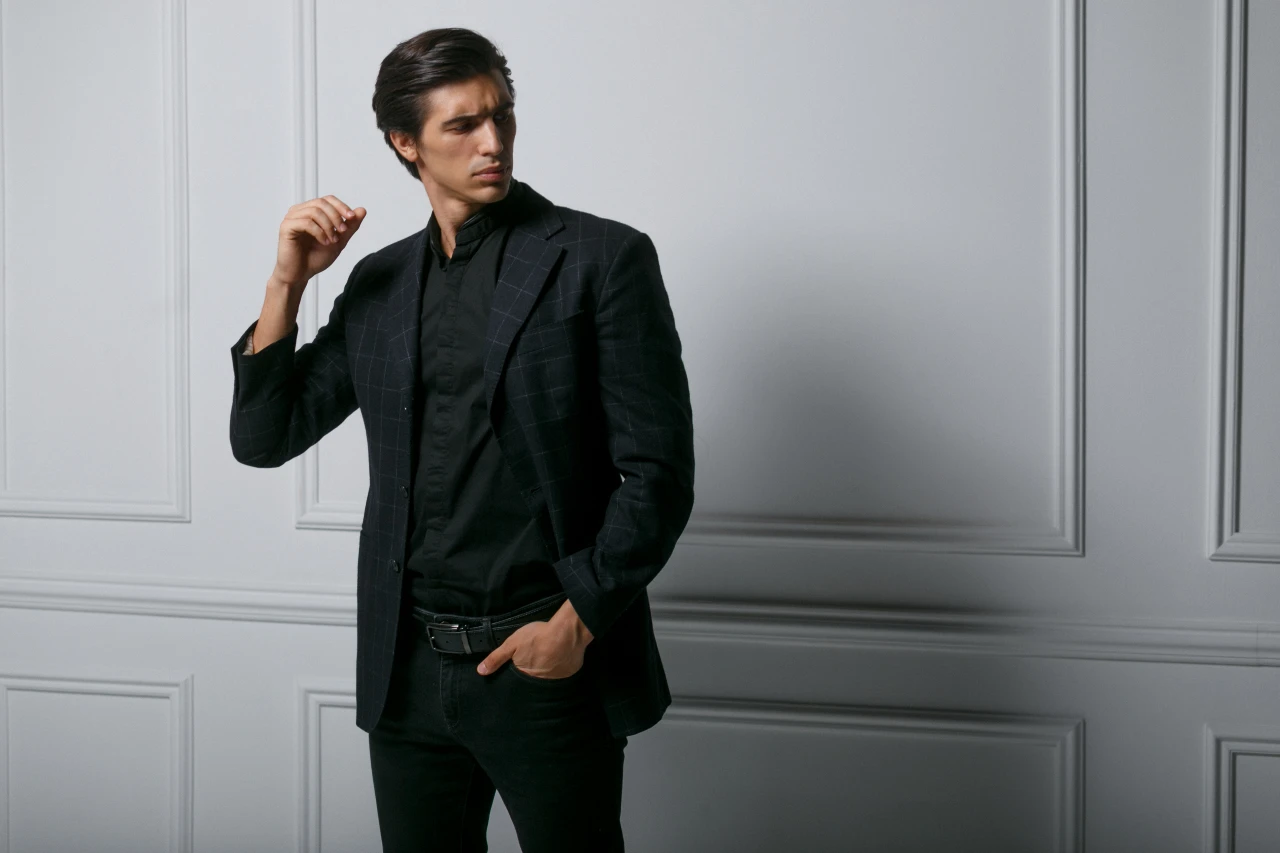 Mann trägt All-back-Outfit mit schwarzem Hemd und schwarzem Anzug