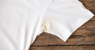 Deoflecken aus weißem T-Shirt entfernen