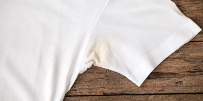 Deoflecken aus weißem T-Shirt entfernen