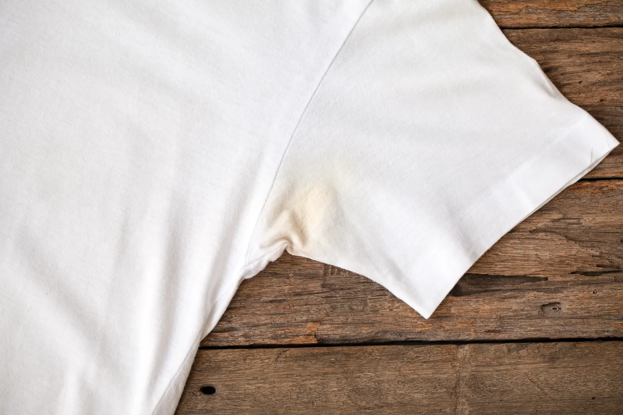 Deoflecken aus weißem T-Shirt entfernen