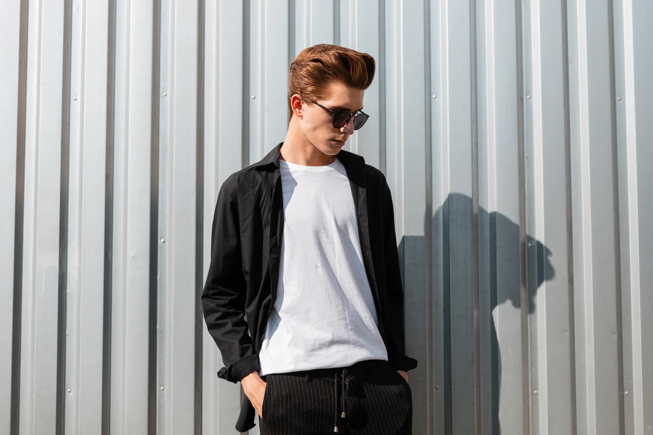 Mann stylt schwarzes Hemd lässig als schwarze Jacke