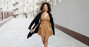 Kleidung für Figurtyp-X – Frau trägt in Kleid in Cognax und einen scharzen Trenchcoat