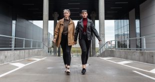 Zwei-junge-modische-Frauen