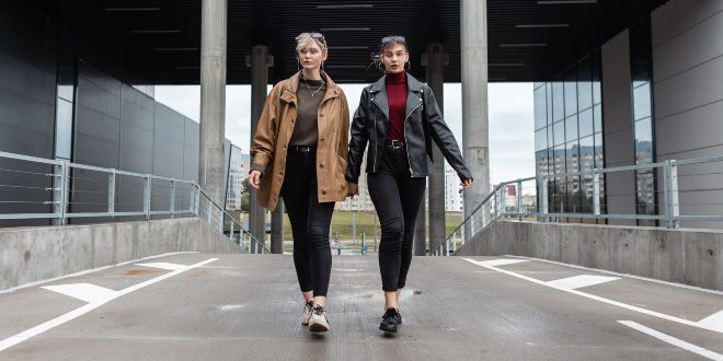 Zwei-junge-modische-Frauen