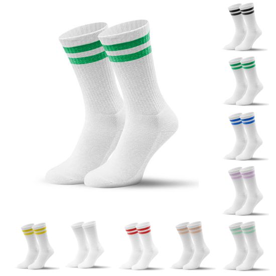 Tennissocken sind ein Must-Have, ob komplett in Weiß oder mit bunten Streifen – Sie entscheiden. Tennissocken mit farbigen Streifen