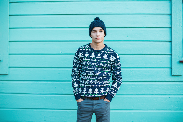 Junger Mann mit winterlichem Pullover und Mütze