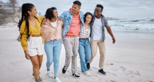 4-junge-Leute-am-Strand