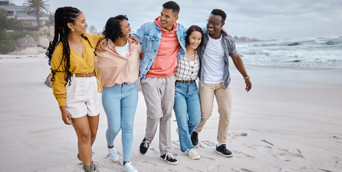 4-junge-Leute-am-Strand