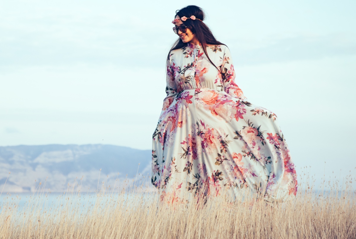 Junge-Frau-weites-Blumenkleid - Kleidung für große Oberweite: So sieht das perfekte Outfit aus