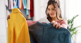 Junge-Frau-waehlt-Shirt - Alle Arten von Oberteilen: verschiedene Kragen und Ausschnitte