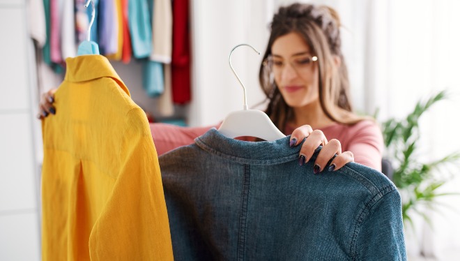 Junge-Frau-waehlt-Shirt - Alle Arten von Oberteilen: verschiedene Kragen und Ausschnitte
