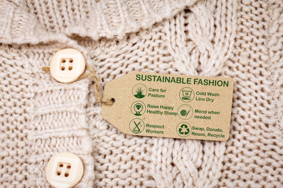 Bei den Labels lohnt sich ein genauer Blick, denn Nachhaltigkeit umfasst viele unterschiedliche Aspekte Sustainable-Fashion-Logo