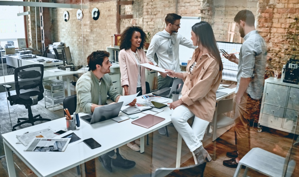 Was als passende Kleidung gilt, hängt immer auch von der Branche und der Unternehmenskultur ab Junge-Leute-im-Büro - Business Dresscode - Was ziehe ich an im Büro?