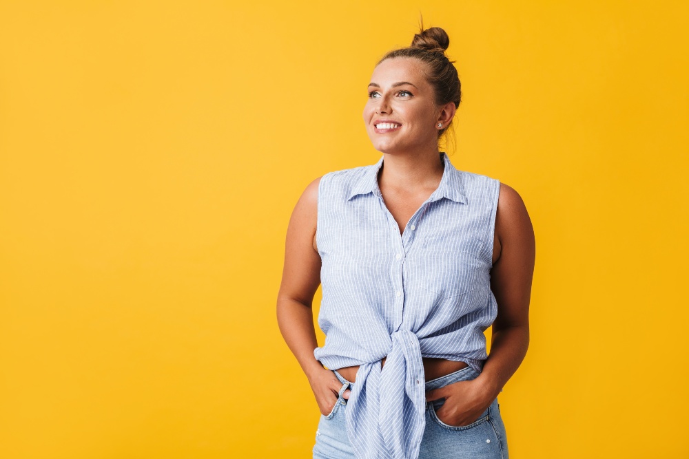 Ideal für den V-Typ: Shirts aus fließenden Stoffen mit V-Ausschnitt – schmeichelnd, einfarbig und perfekt kombinierbar zu schmalen Hosen Junge-sportliche-Frau