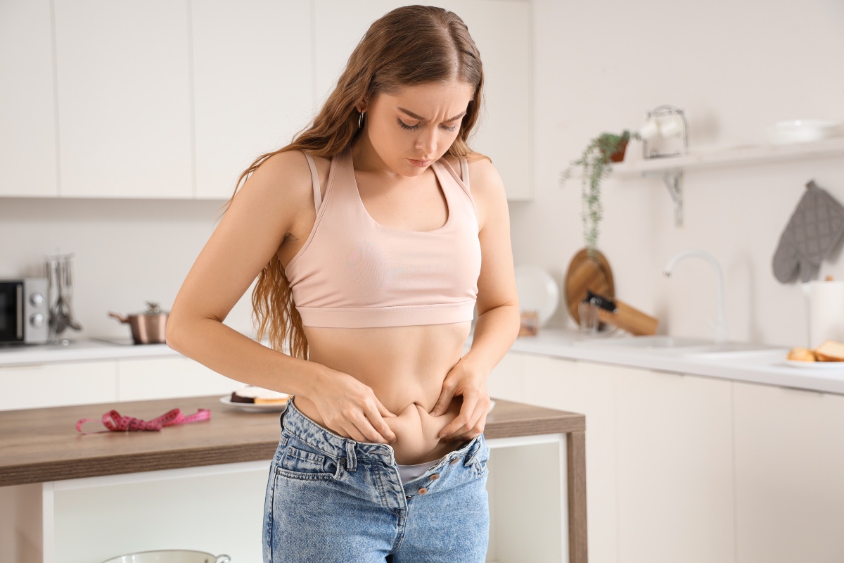 Der Apfeltyp unterscheidet sich vom V-Typ durch eine geringere Muskeldefinition und mehr Volumen im Bauchbereich Junge_Frau_Apfeltyp