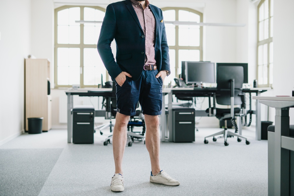 Was als passende Kleidung gilt, hängt immer auch von der Branche und der Unternehmenskultur ab Junger-Mann-Büro-kurze-Hose