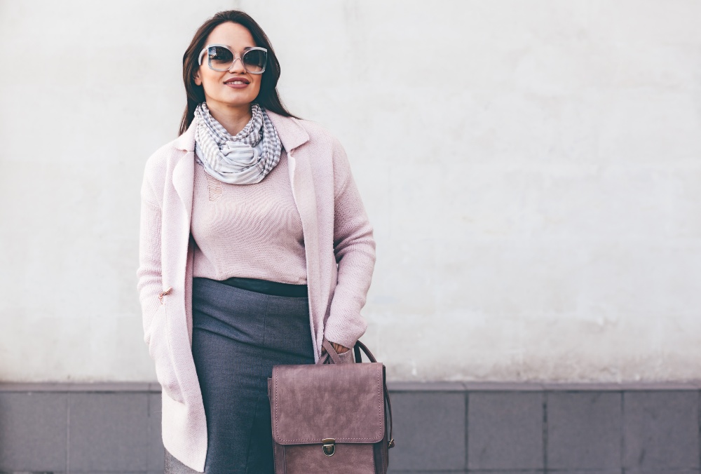Stilvoll in Szene gesetzt: Ein lockerer Schal und eine XL-Tasche lenken den Blick auf die Schokoladenseiten des Apfeltyps – ein smarter Griff zu den richtigen Accessoires Junge Frau, stylish, Apfeltyp