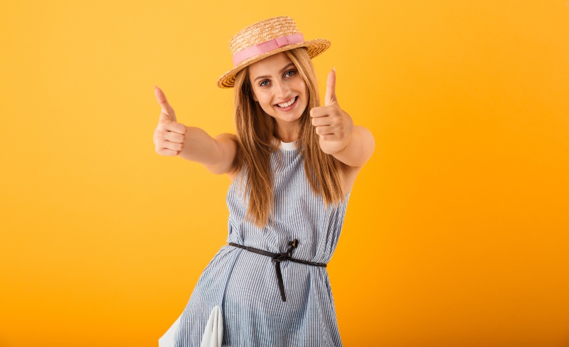 Schlankes-Model-mit-SOmmerhut