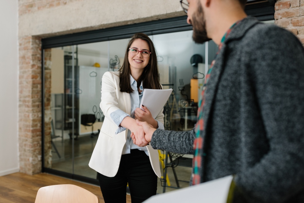 Bei einem Vorstellungsgespräch ist gepflegtes Auftreten eine Grundvoraussetzung Vorstellungsgespräch - Business Dresscode - Was ziehe ich an im Büro?