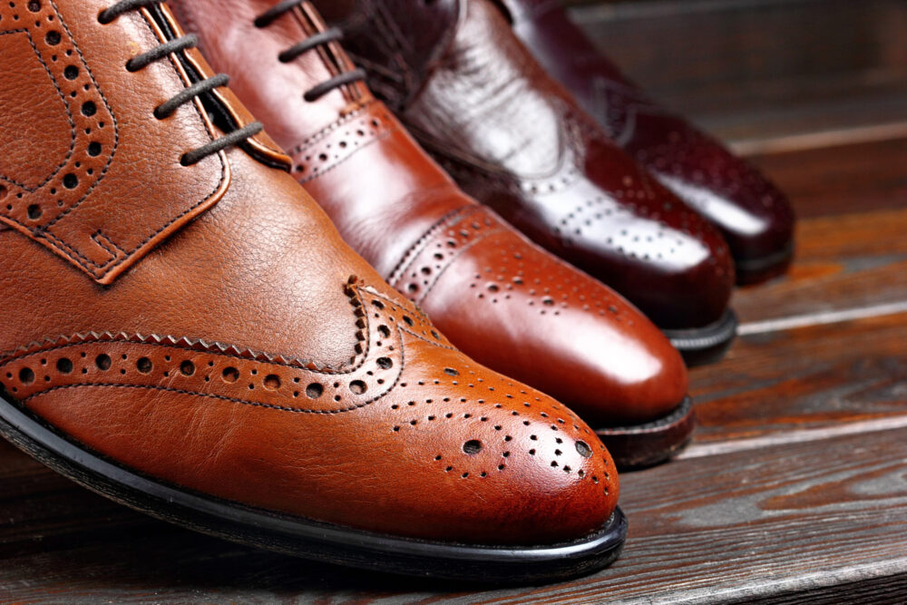 Elegantes Schuhwerk ist ein unverzichtbarer Bestandteil jedes Business-Outfits Reihe von braunen Oxford-Schuhen