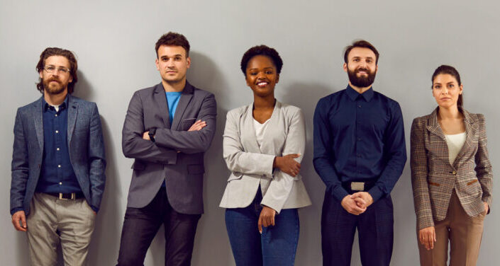Der Business Dresscode ist keine starre Vorschrift, sondern eine Orientierungshilfe für professionelles Auftreten Team in verschiedenen Business Outifts - Business Dresscode - Was ziehe ich an im Büro?