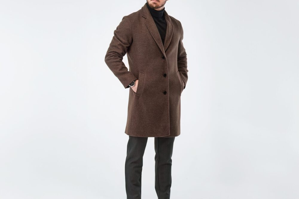 Herren Rollkragenpullover Mann mit schwarzem Rollkragenpullover und braunem Mantel - Business Dresscode - Was ziehe ich an im Büro?