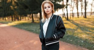 Junge-Frau-Polo-Shirt-und-Jacke