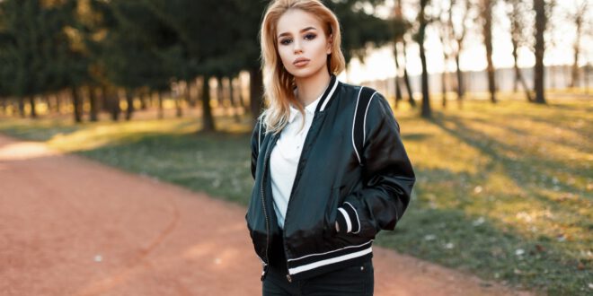 Junge-Frau-Polo-Shirt-und-Jacke