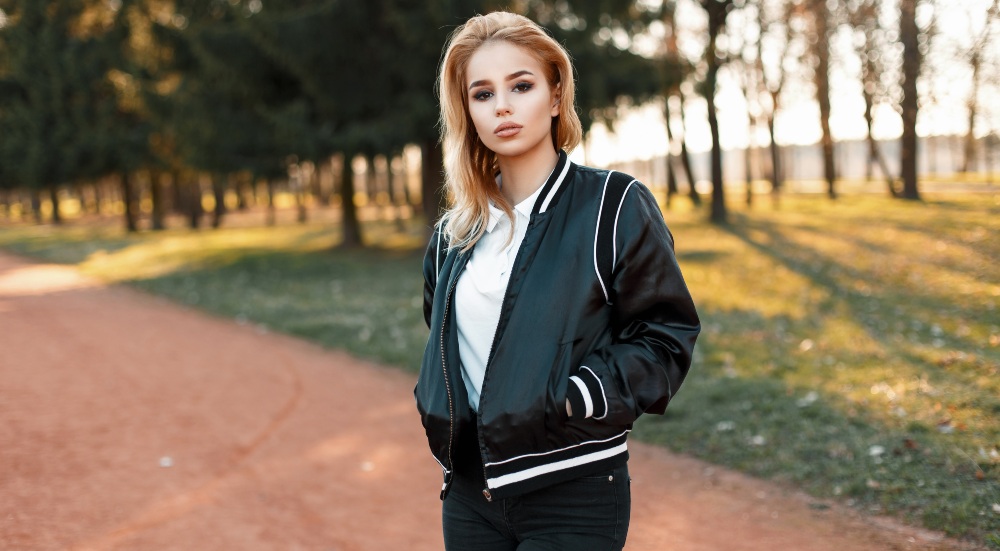 Junge-Frau-Polo-Shirt-und-Jacke