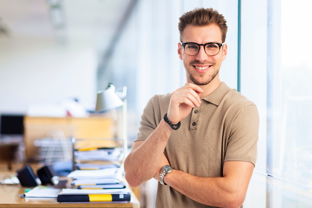 Junger-Mann-Büro-Poloshirt