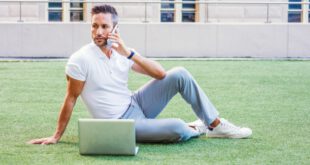 Junger-Mann-Polo-SHirt