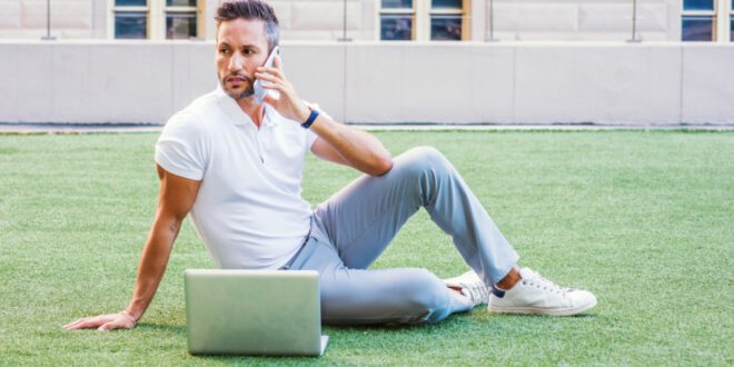 Junger-Mann-Polo-SHirt