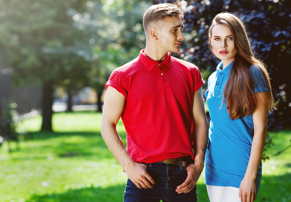 Junges-Paar-sportlich-Polo-SHirts