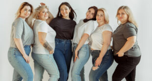 Gruppe von jungen, curvy Frauen mit Basic Outfits