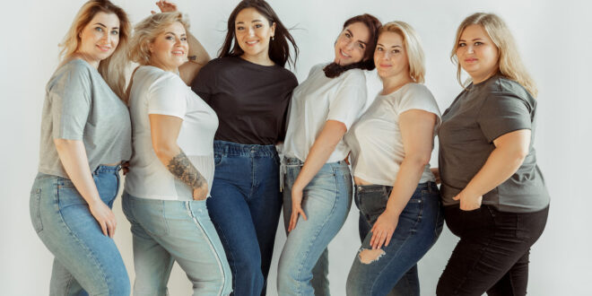 Gruppe von jungen, curvy Frauen mit Basic Outfits