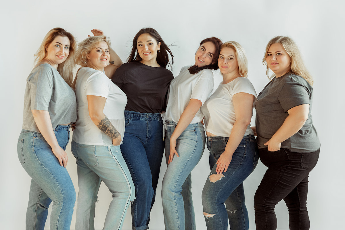 Gruppe von jungen, curvy Frauen mit Basic Outfits