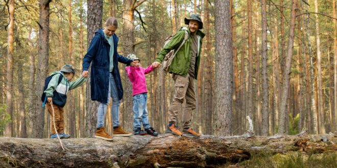 Familie beim Waldspaziergang - Herbstschuhe-richtig-kombinieren