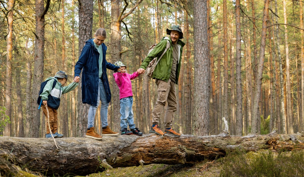 Familie beim Waldspaziergang - Herbstschuhe-richtig-kombinieren
