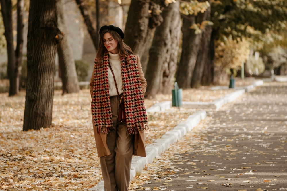 Junge-Frau-Barett-Schal-herbslich