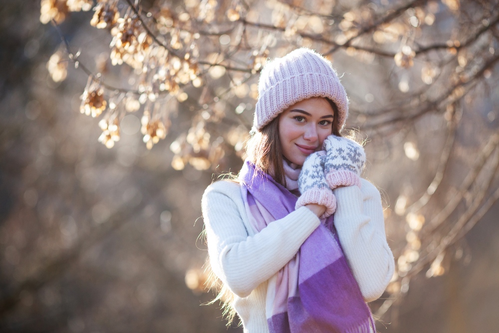 Junge-Frau-Herbst-Mütze-Handschuhe