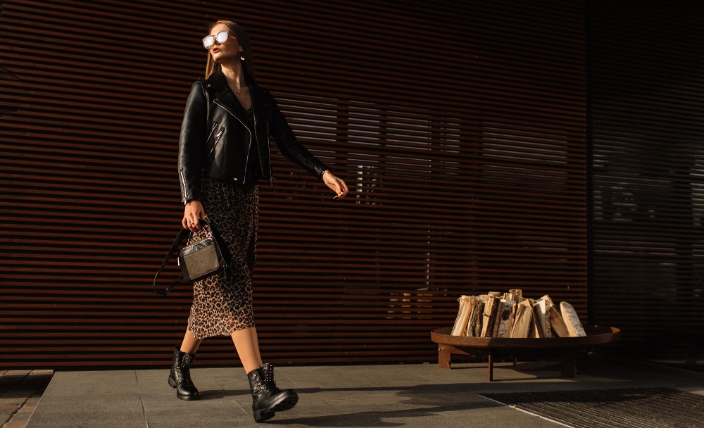 Junge-Frau-Lederboots-Rock-Lederjacke