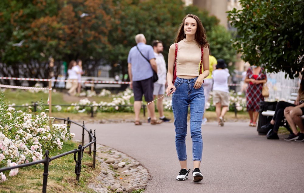 Junge-schlanke-Frau-in-Jeans