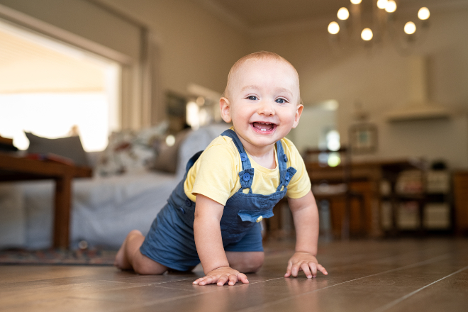 Fröhliches-Baby-in-Latzhose